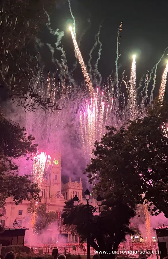 Fuegos artificiales en la plaza del Ayuntamiento