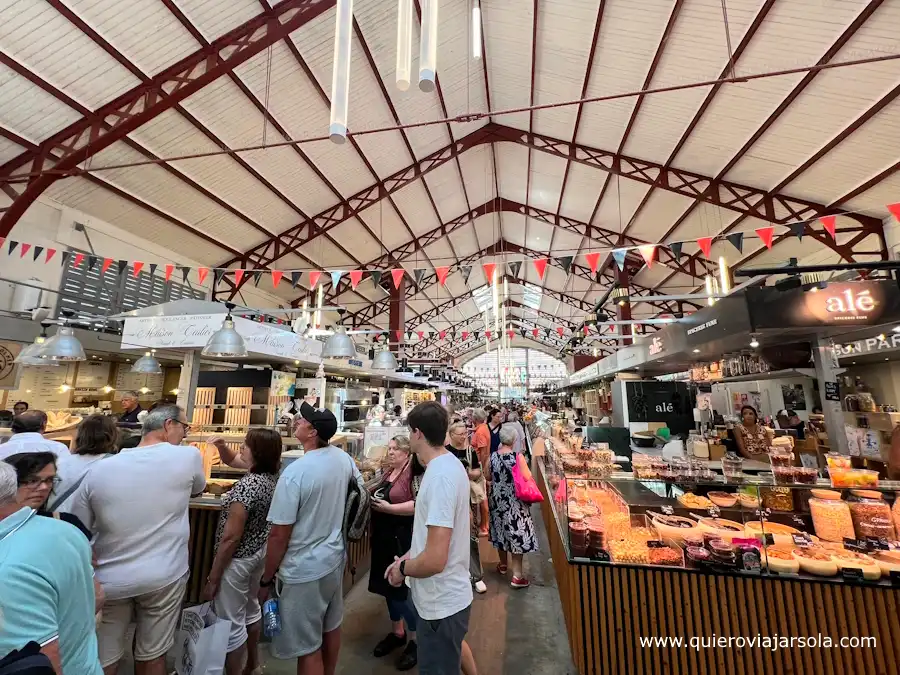 Puestos en el interior del mercado