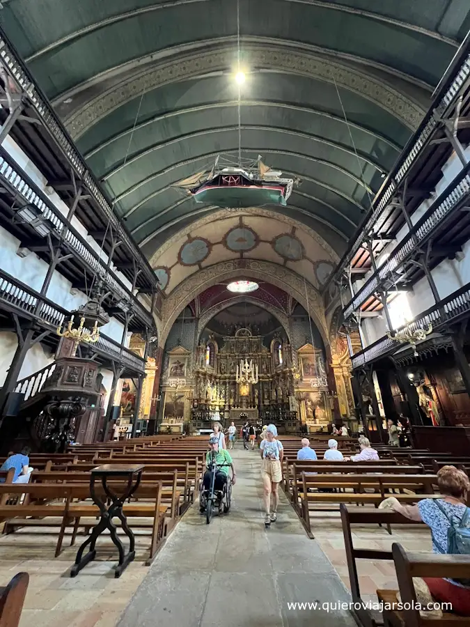 Interior de la iglesia