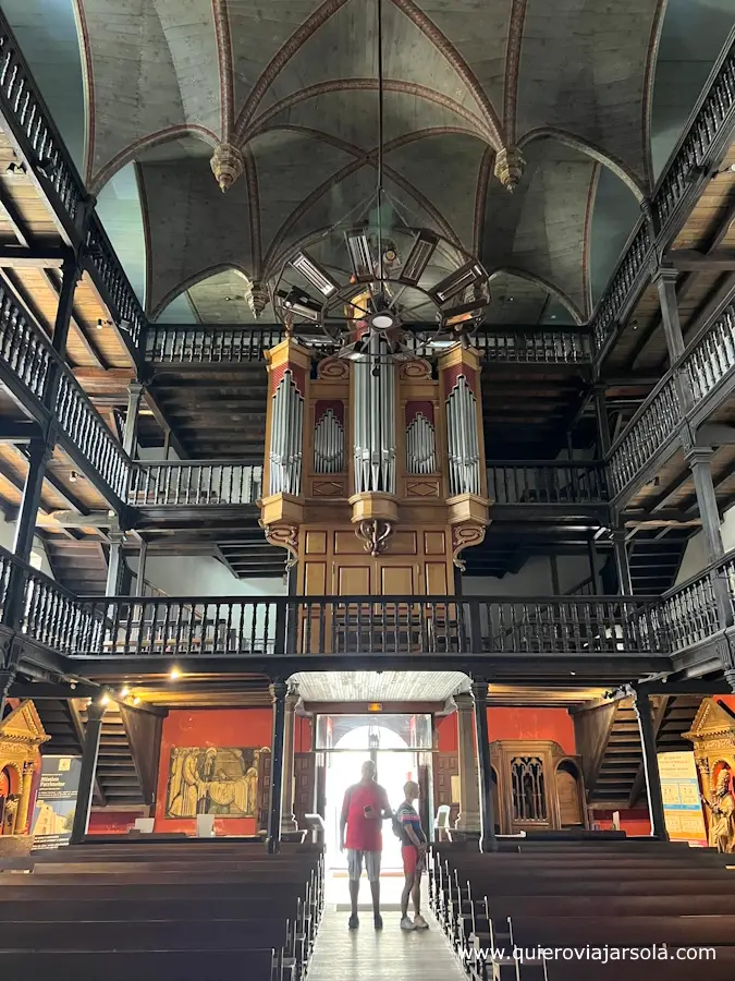 Interior de la iglesia