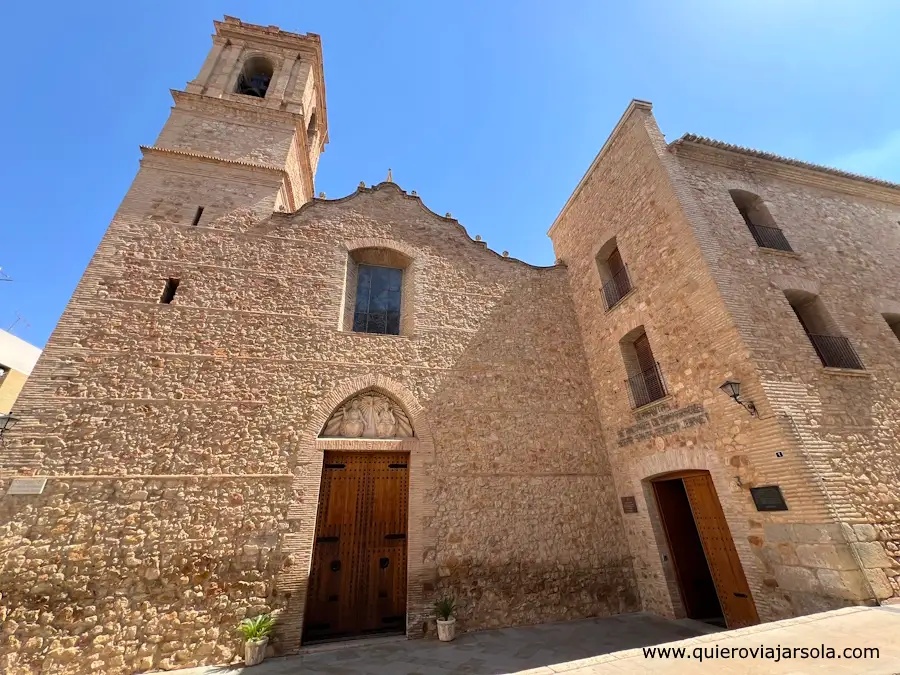 Fachada de la iglesia