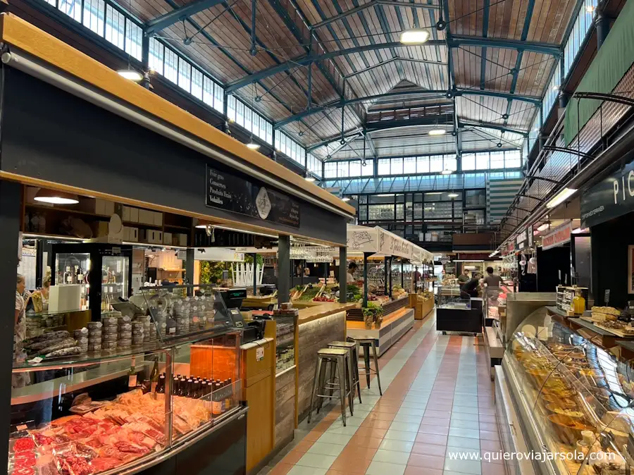 Puestos en el interior del mercado