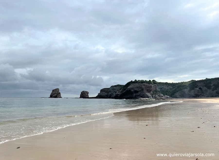 El final de la playa con las rocas de los Gemelos de fondo