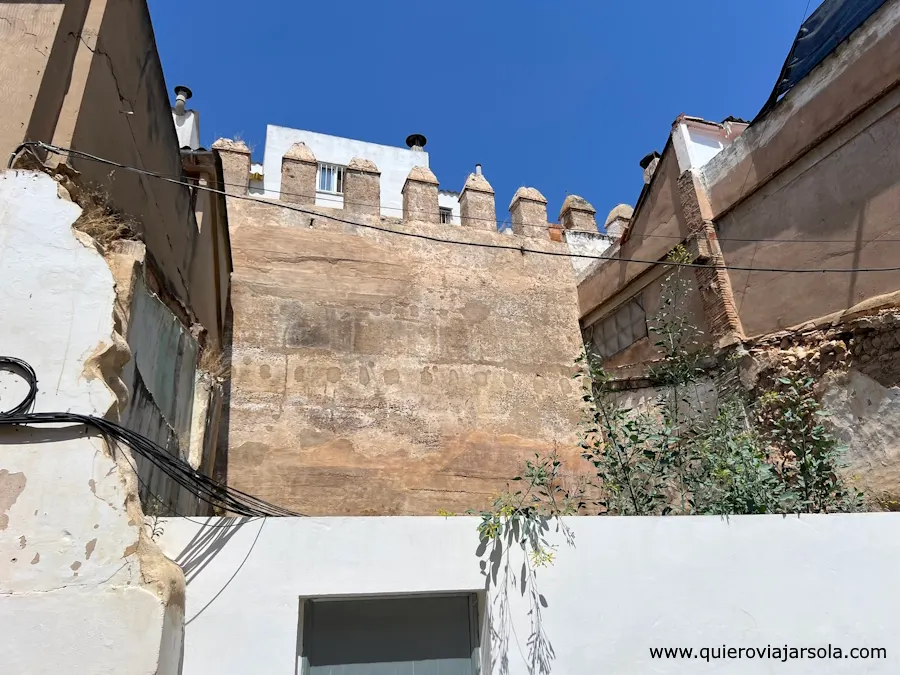 Trozo de la muralla entre las casas