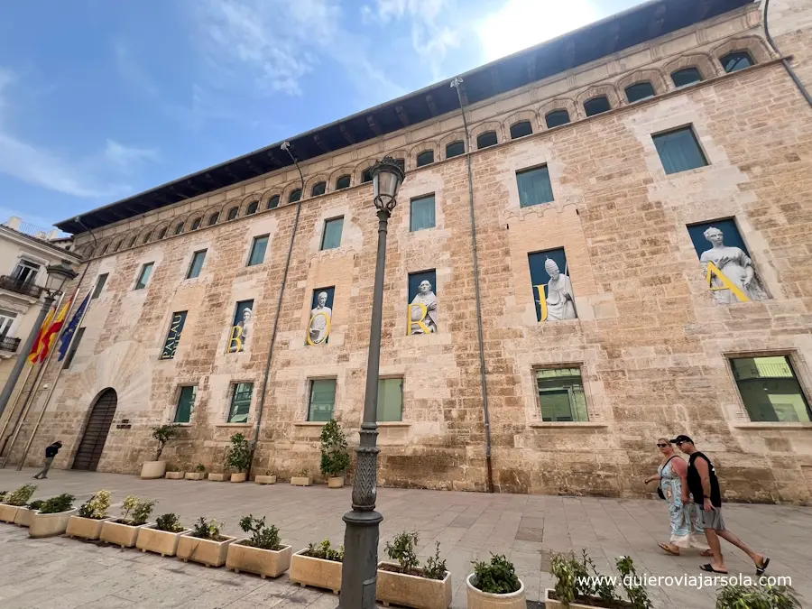 Fachada del palacio