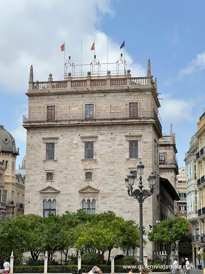 Fachada del palacio que da a la plaza de la Virgen