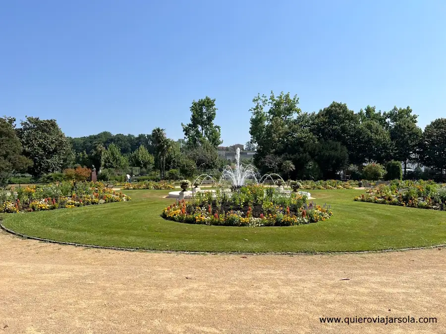 Fuente ajardinada en el parque