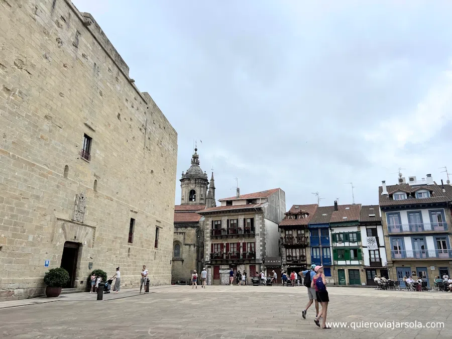 Castillo de Carlos V y casas típicas
