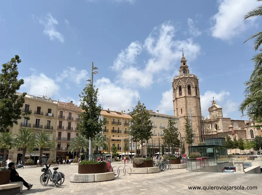 Vista de la plaza con la Catedral al fondo