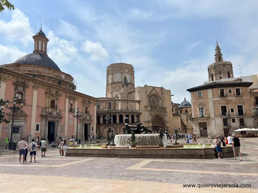 Vista de la plaza con la Catedral de fondo