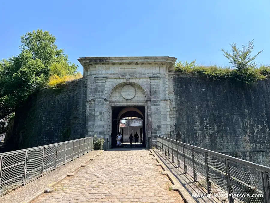 Exterior de la puerta