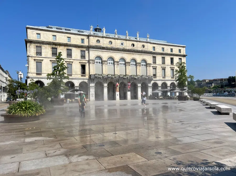 Fachada del teatro de Bayona
