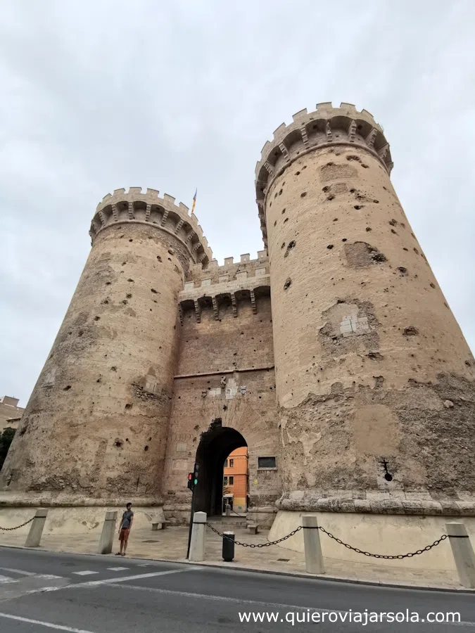 Las torres y sus restos de cañonazos