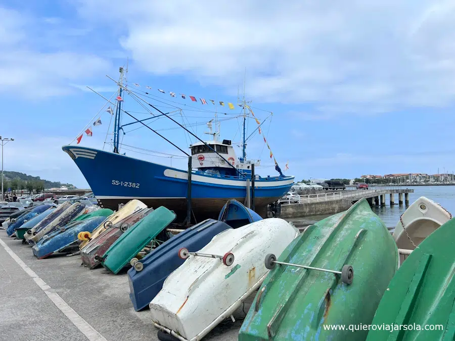 El barco rodeado de barcos más pequeños