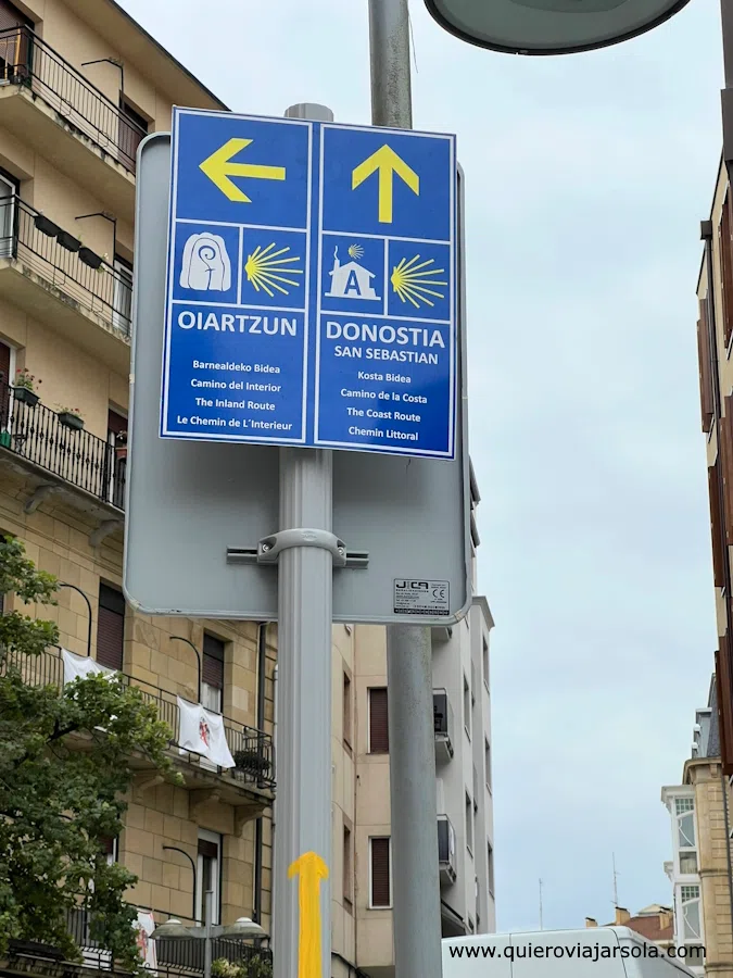 Señalización del Camino en una calle de Irún