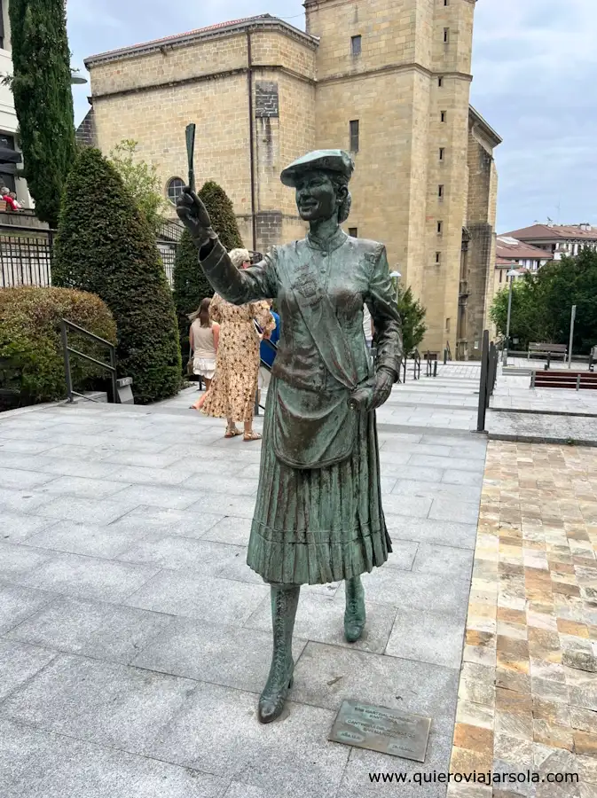 Estatua de la cantinera desfilando