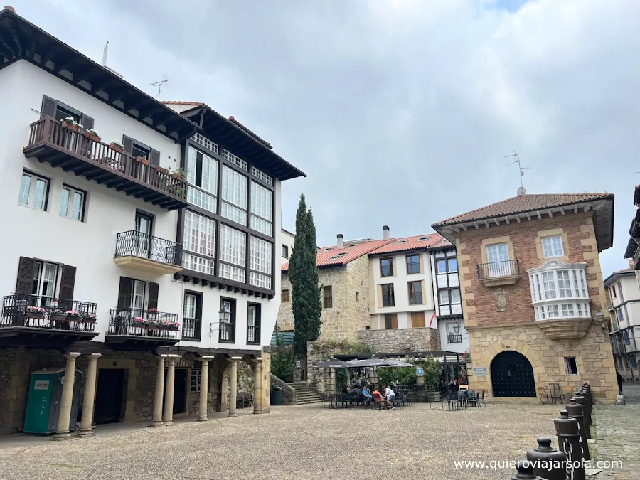 Algunos edificios de la plaza
