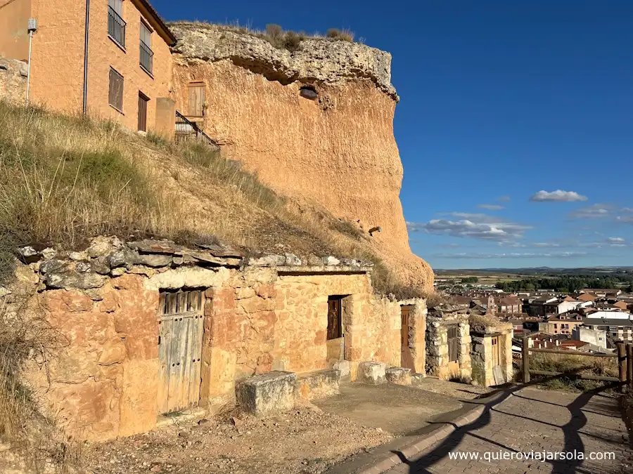 Algunas bodegas excavadas en la roca