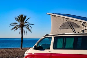 Camper en una playa
