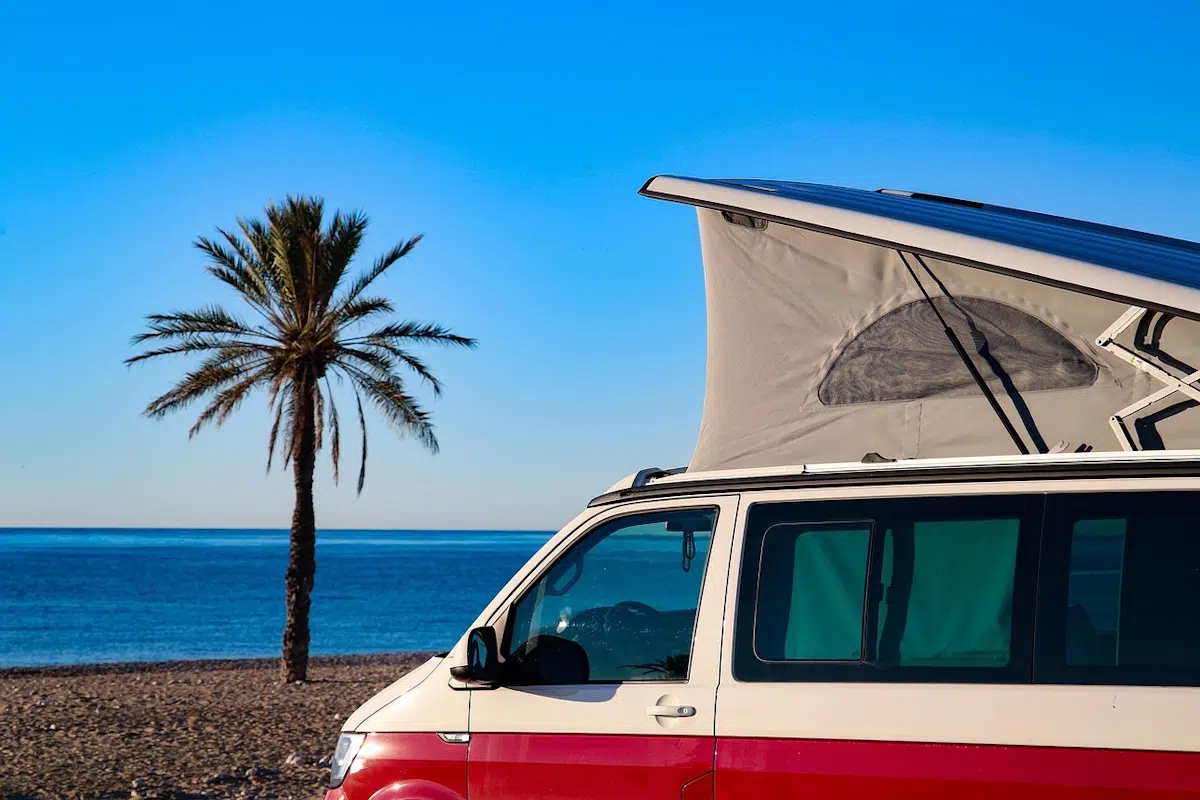 Camper en una playa