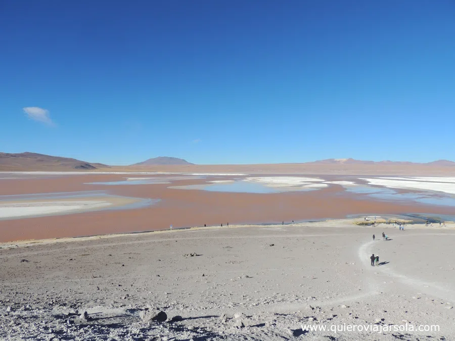 Laguna con su color rojizo