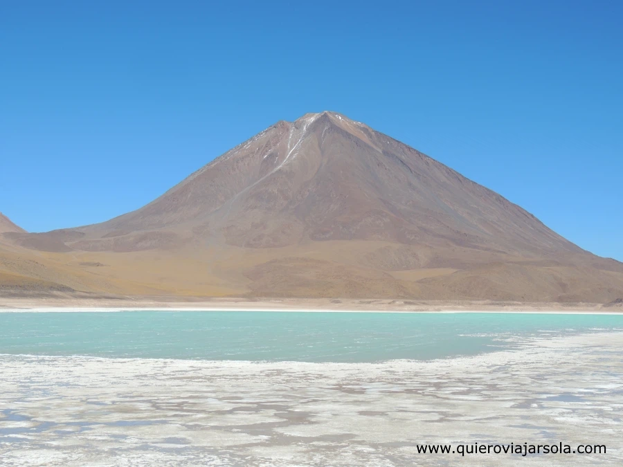Laguna con el volcán Licancabur de fondo