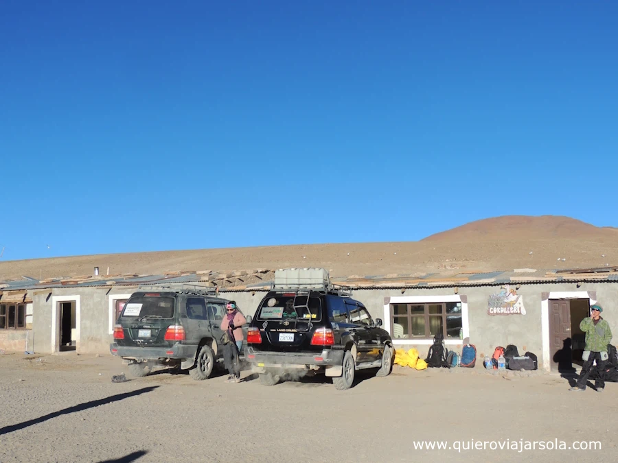 Exterior del alojamiento con los coches aparcados