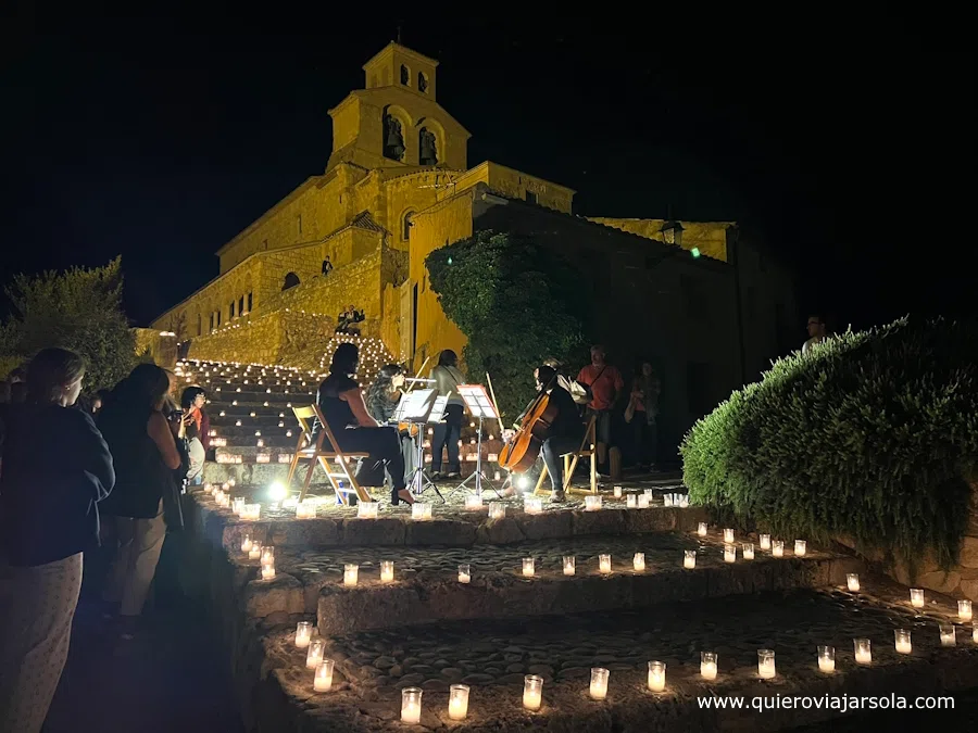 Velas iluminando Santa María del Rivero