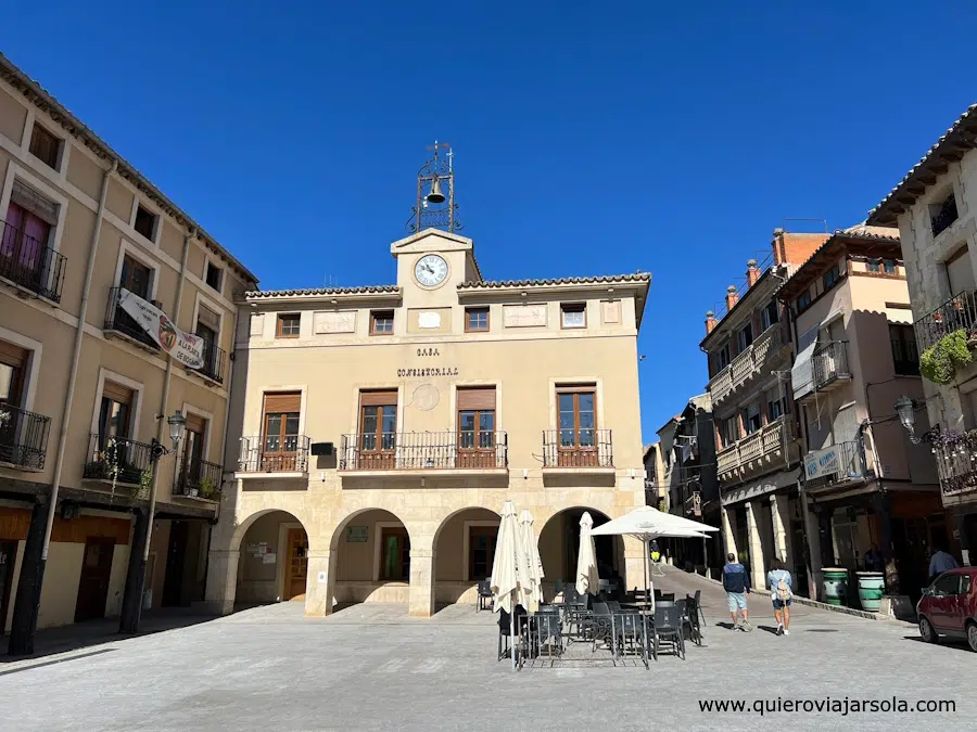Ayuntamiento en la plaza