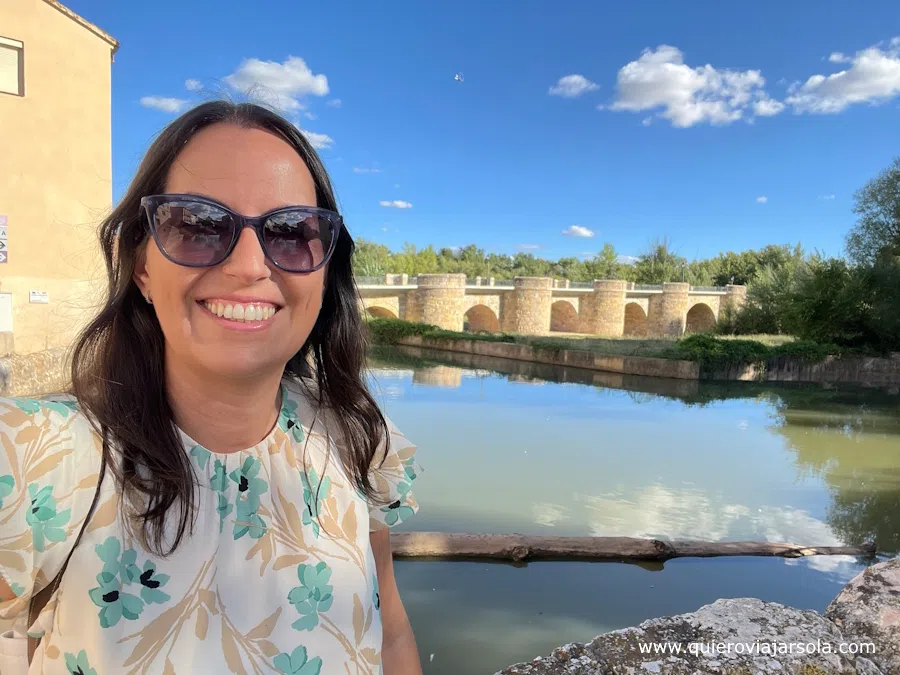 Yo junto al río Duero con el puente de fondo