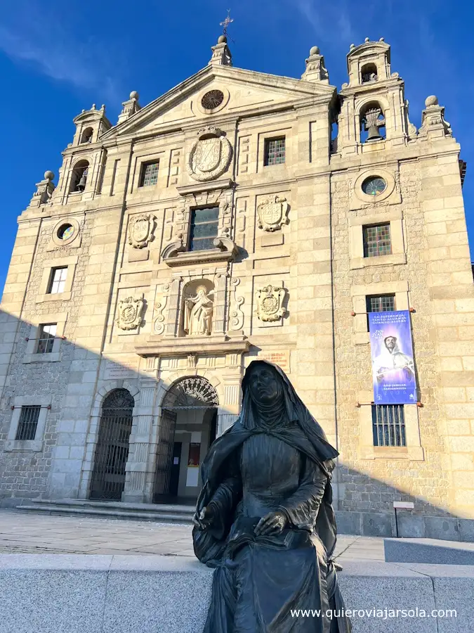 Estatua de la santa y fachada de la iglesia