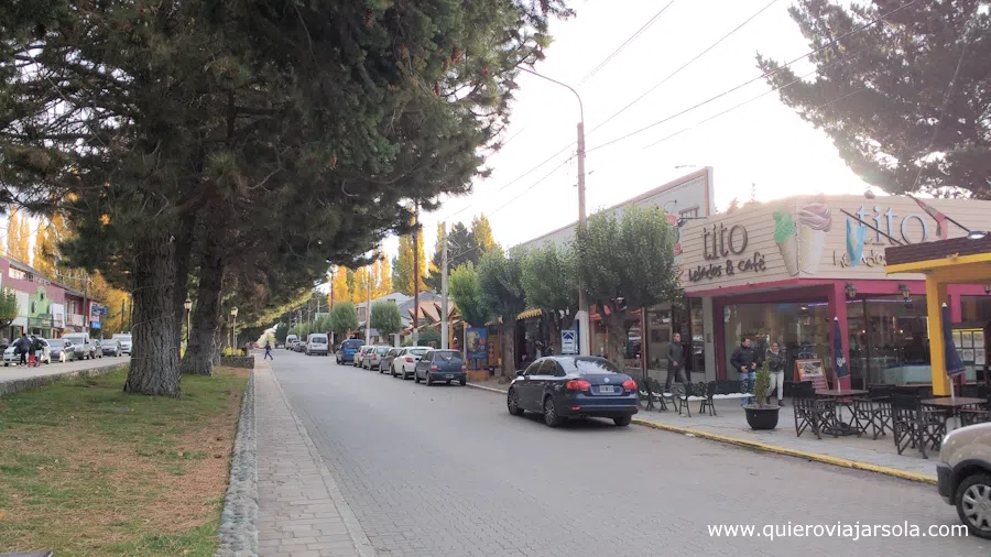 Comercios y coches en la calle