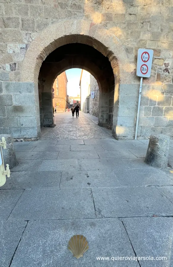 Concha del Camino junto a una puerta de la muralla