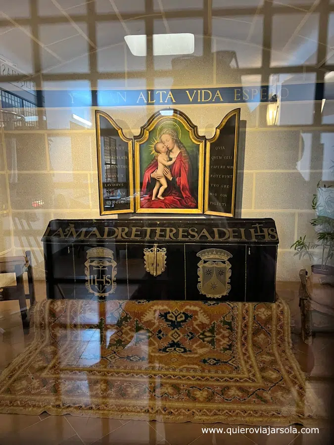 Ataud de Santa Teresa en el museo de las reliquias