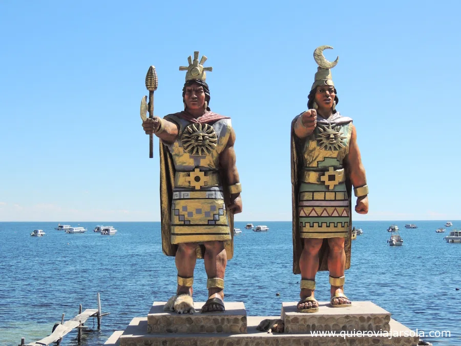 Las estatuas con el lago de fondo