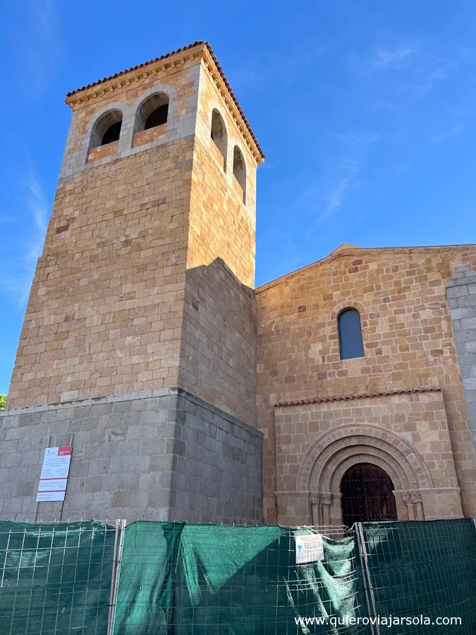 Torre y fachada de la iglesia