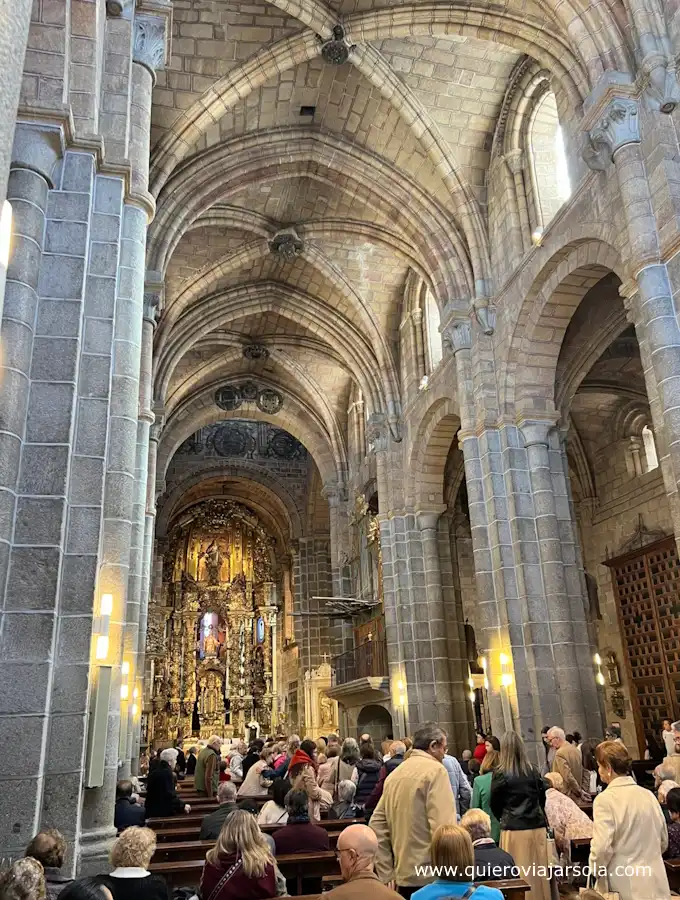 Interior de la iglesia en misa