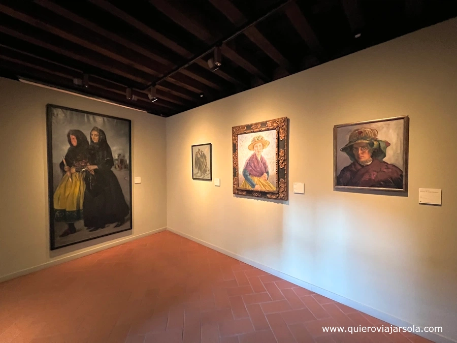Sala con cuadros de Caprotti