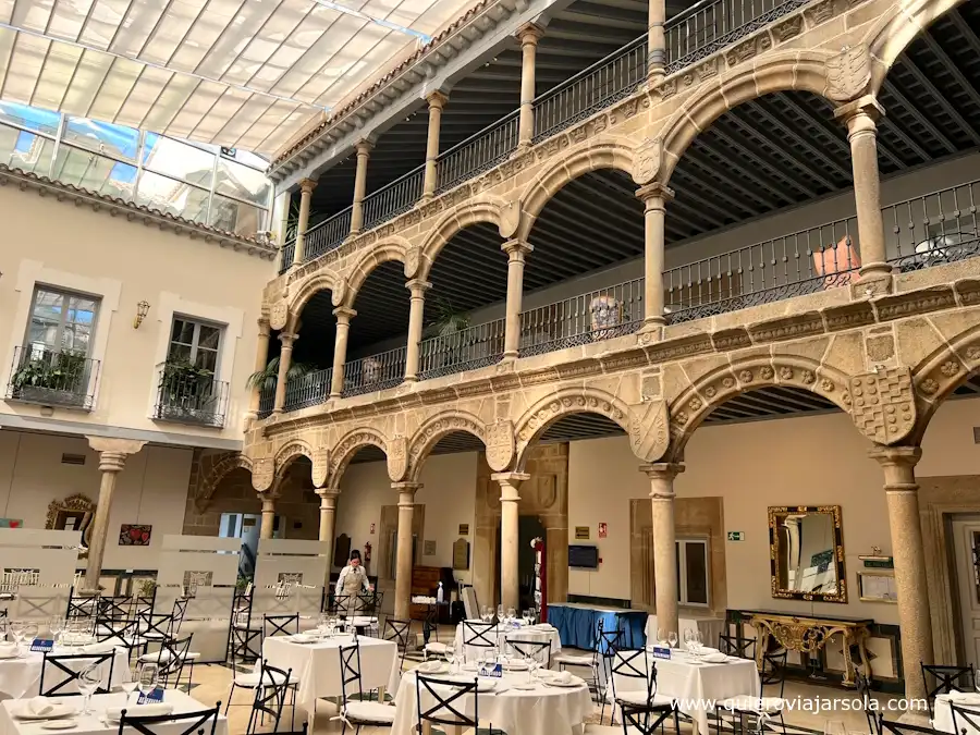 Patio y restaurante del palacio