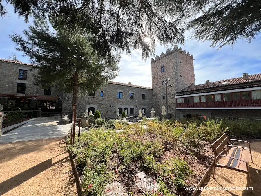 Parte de los jardines con el parador de fondo